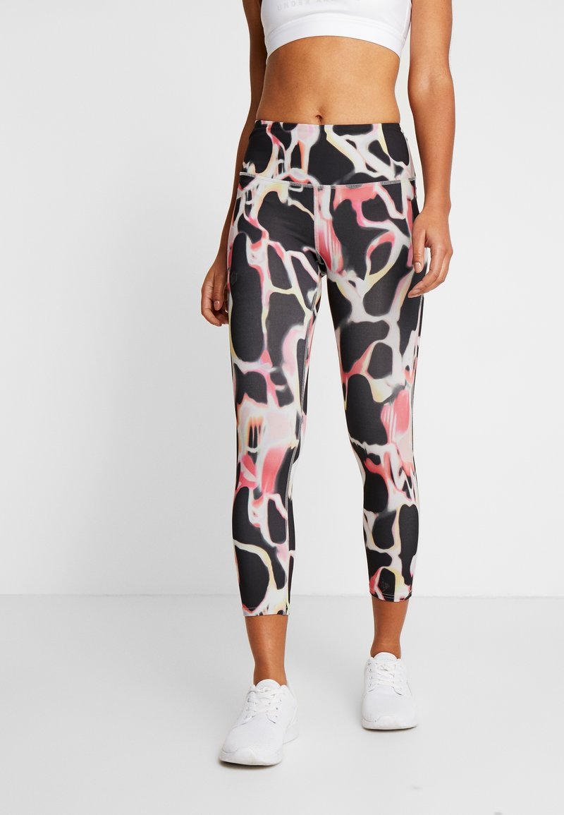 Wielokolorowe legginsy capri w płynny, abstrakcyjny wzór w odcieniach czerni, różu i kremu. Wykonane z elastycznego, gładkiego materiału dla wygody.