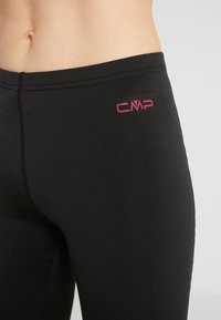 Leggings negras hechos de una tela elástica, con un logo CMP rosa en el costado, con una textura suave y un diseño ajustado.