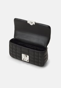 MICHAEL Michael Kors TRIBECA CHAIN - Axelremsväska - black