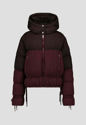Giacca a piumino color bordeaux con design corto, cappuccio, doppia cerniera e due tasche laterali; presenta polsini elasticizzati e coulisse all'orlo.
