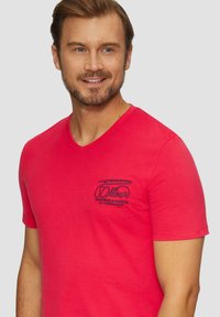 s.Oliver MIT LOGOSTICKEREI - T-shirt print - himbeere