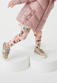 Leggings i pink med et Mickey Mouse mønster; blødt stof. Kombineret med lyse pink sko med glimmerdetaljer og spænde.