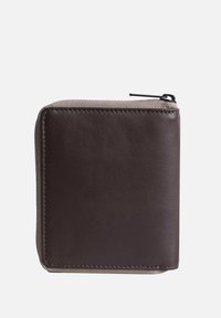 Portafoglio in pelle marrone con una texture liscia, forma quadrata e una fascia in tessuto più chiaro contrastante sulla parte superiore. Presenta una chiusura con zip.