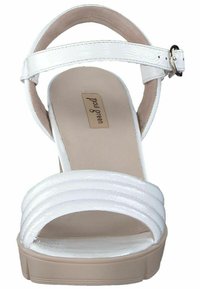 Sandali platform in vernice bianca con una larga fascia rigata e fibbia alla caviglia. Presentano una soletta beige e una suola testurizzata.