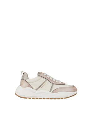 Beige og hvide lave sneakers med chunky sål, hvide snørebånd og ruskindsdetaljer, mærket "Smith" på sidelænet.