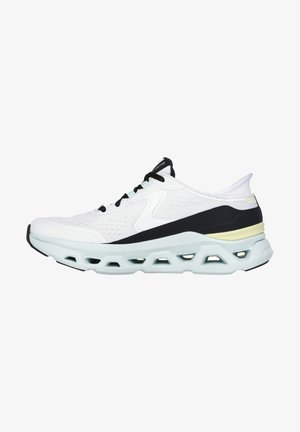 Zapatilla deportiva blanca con acentos en negro y menta. Presenta una parte superior de malla transpirable, suela acolchada con recortes y detalles texturizados.