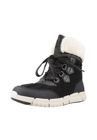 Bota de invierno negra con forro de piel sintética blanca, cordones negros y suela gruesa blanca, diseñada para el frío y uso al aire libre.