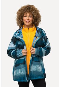 Chaqueta resistente al agua en tonos azules con patrones abstractos, que incluye una capucha, cierre frontal y puños ajustables, superpuesta sobre un forro polar amarillo.