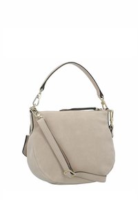 Beige suede handtas met een gebogen vorm, dubbele handvatten en een afneembare schouderriem. Gouden hardware accenten en details van een ritssluiting.