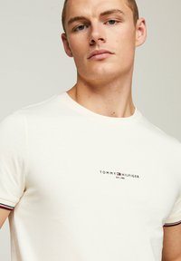 Tommy Hilfiger LOGO TIPPED TEE - T-shirts basic - calico