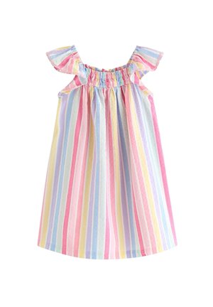 Ung pige smilende, iført en pastelstribet kjole, stråhat, brune sko med blomsterbroderi og holder en lille flettet taske.