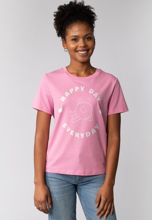Rosa Baumwoll-T-Shirt mit kurzen Ärmeln, das ein Motiv eines lächelnden Planeten und den Text "HAPPY DAY EVERYDAY" in Weiß darum zeigt.