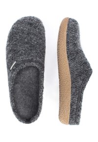 Grijze wollen pantoffels met een gestructureerde afwerking, open achterkant ontwerp en een beige rubberen zool. Kenmerkt zich door een label aan de zijkant.