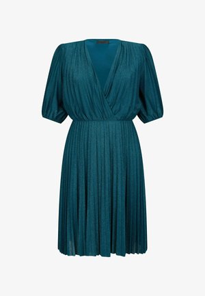 Teal kjole med dyb V-udskæring, plisseret nederdel og korte puffærmer. Fremstillet af et skinnende stof, der tilføjer tekstur og dybde.