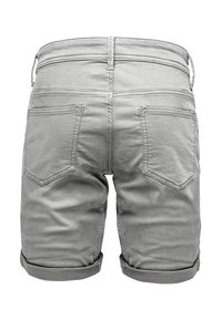 Graue Denim-Shorts mit umgeschlagenem Saum, ausgestattet mit zwei Gesäßtaschen und sichtbaren Nähten entlang des Taillenbunds und der Taschenkanten.