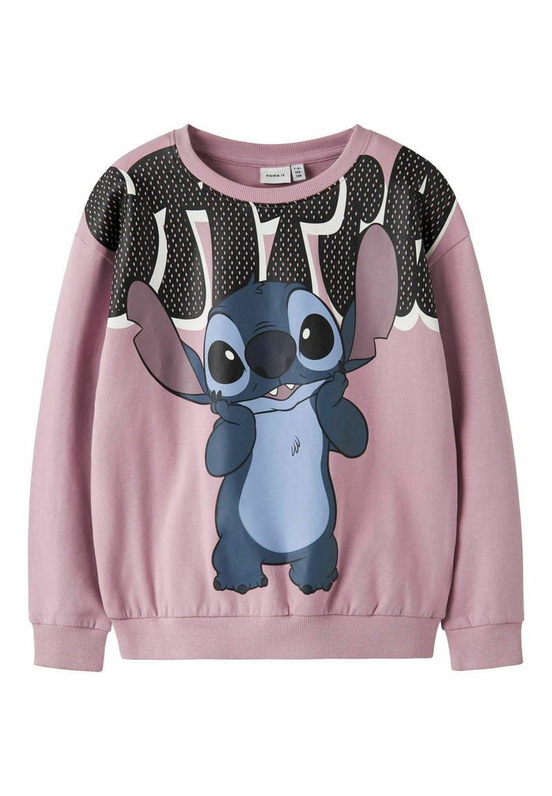 Różowa bluza z długim rękawem z postacią z kreskówki Stitch, która się uśmiecha, oraz dużym, czarno-białym wzorem tekstu na górze klatki piersiowej.