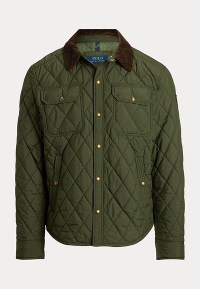 Chaqueta acolchada verde oliva con cuello de pana marrón, botones de presión dorados, dos bolsillos con solapa en el pecho y dos bolsillos laterales.