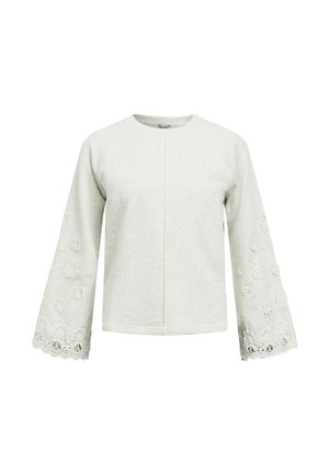 Haut gris clair à manches longues avec des manches larges ornées de dentelle florale et de détails brodés le long des poignets et des avant-bras.