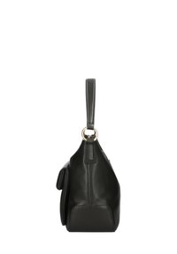 Borsa a mano in pelle nera con forma strutturata, un manico superiore singolo e un anello decorativo dorato. Presenta una tasca laterale e una superficie liscia.