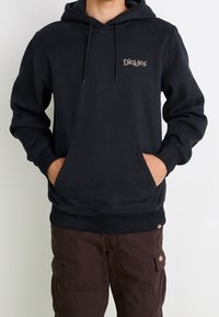 Sweat à capuche noir en mélange de coton, doté d'une poche kangourou, d'une capuche avec cordon de serrage et d'un petit logo beige sur la poitrine.