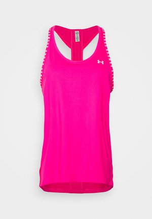Felroze mouwloze sporttanktop met racerback en wit Under Armour logo op de bandjes en borst.