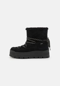 Bottines noires en suede, avec une tige texturée, un col moelleux, une semelle épaisse et des lacets contrastants.