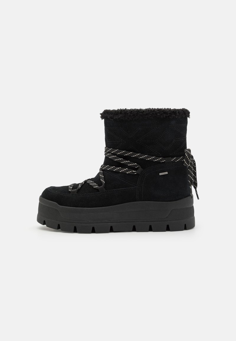 Bottines noires en suede, avec une tige texturée, un col moelleux, une semelle épaisse et des lacets contrastants.