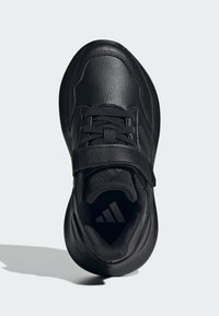 Schwarzer Sport Schuh mit einem glatten Lederoberteil, Schnürverschluss und einem Riemen. Verfügt über einen gepolsterten Kragen und ein strukturiertes Innenfutter, mit einem Logo auf der Sohle.