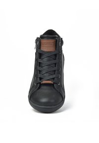 Zapato de piel negra de caña alta con cordones en la parte frontal, cremallera lateral y un parche de logo marrón. Presenta una puntera redonda y acentos texturizados.