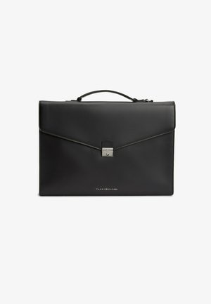 Zwarte leren aktetas met bovenhandvat, zilveren slotklem en klein Tommy Hilfiger-logo onderaan in het midden op een witte achtergrond.