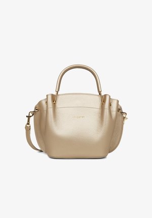 Sac à main en cuir beige avec poignées supérieures arrondies, quincaillerie dorée, bandoulière amovible et logo de marque embossé discret à l’avant.