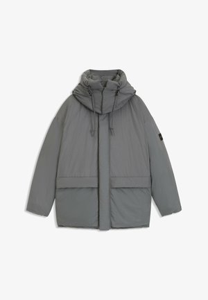 Puffer jacket in light gray, featuring a high collar, large front pockets, and adjustable drawstrings at the hood and hem. Smooth texture.