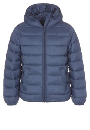 Chaqueta acolchada azul marino con capucha, cremallera frontal y dos bolsillos laterales, presentada sobre un fondo blanco.