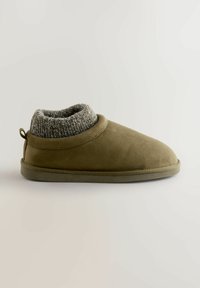 Olivengrøn hjemmesko med en blød, suede-lignende overflade og en ribbet, grå strikket kant. Designet med en lav profil og som en slip-on model.