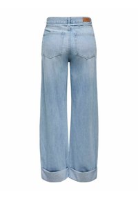 Jeans larges taille haute bleu clair avec ourlets retroussés, dotés de deux poches arrière et d'un patch logo en cuir marron à la ceinture.