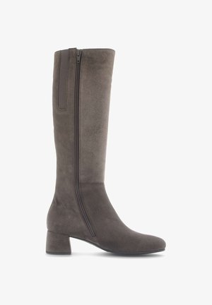 Botas hasta la rodilla en ante gris oscuro con un tacón cuadrado y un cierre de cremallera en el lado exterior. Textura suave y acabado liso.