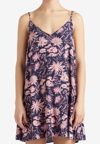 Kukkamekko, jossa on tummansininen tausta, vaaleanpunaisia kukkakuoseja, spagettihenkinen malli ja päällä löyhä istuvuus, joka levenee helmassa. Silkkinen kangastuntuma.