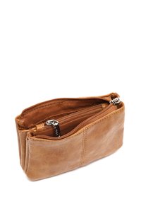 Brązowa skórzana saszetka z dwoma zamykanymi na zamek komorami, gładką teksturą, prostokątnym kształtem i subtelnymi detalami szycia. Wnętrze wyłożone tkaniną.