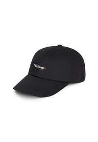 Gorra de béisbol negra hecha de tela, con el texto bordado "Pensando..." en la parte frontal, con visera curva y acentos cosidos.