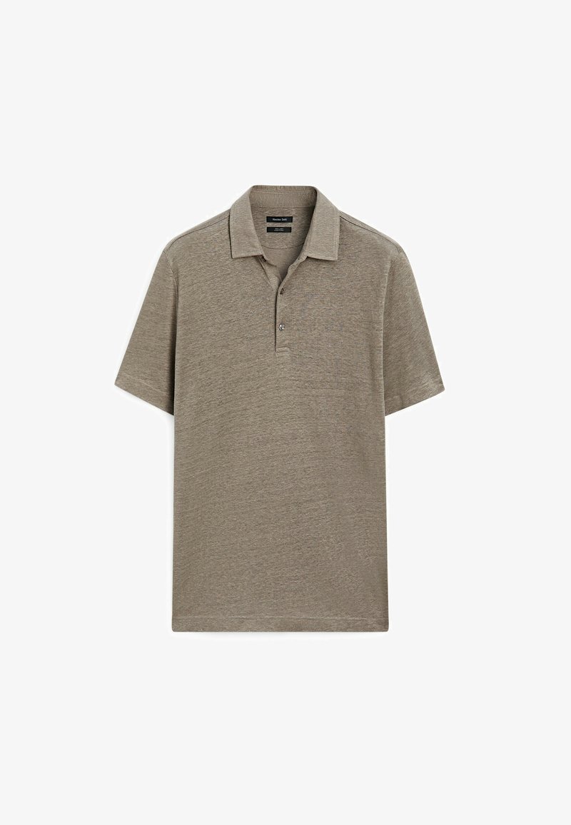 Krátký rukáv, béžové polo triko vystavené na bílém pozadí, se skládacím límcem a dvouknoflíkovou légou.