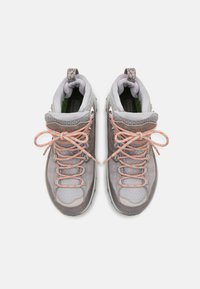 Graue Wanderschuhe verfügen über ein strukturiertes Obermaterial aus Mesh und Wildleder, orangefarbene Schnürsenkel und eine robuste Sohle für guten Halt.