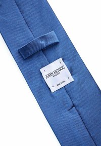 Blå vävd slips med ett fiskbensmönster, med en tygslinga och en vit etikett som står "JOHN HENRIC, SVERIGE, Tillverkad i Italien."