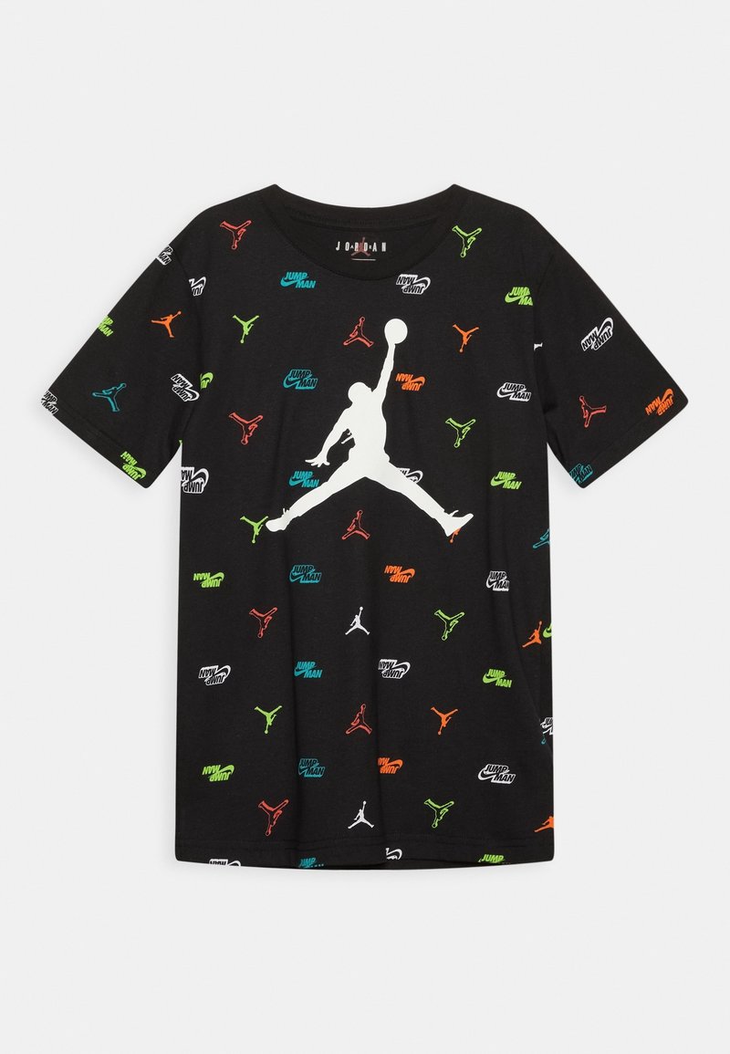 T-shirt nera in cotone con collo girocollo, caratterizzata da un motivo ripetuto di loghi colorati e dall'iconica silhouette Jumpman in bianco.