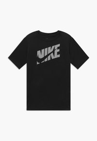 Svart kortärmad t-shirt med en silvrig Nike-logotyp i grafiskt tryck på framsidan, med rund halsringning och mjuk tygstruktur.
