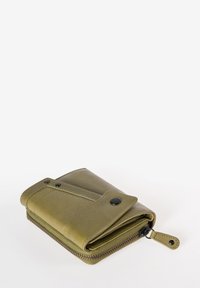 Portafoglio in pelle verde, testurizzato, con chiusura a zip, bottone a scatto e scomparti multipli per carte e contante. Forma arrotondata, design minimalista.