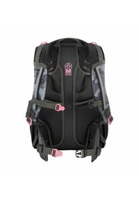 Dunkelgrüner Rucksack mit pinken Akzenten, ausgestattet mit einem Mesh-Bereich, verstellbaren Riemen und einem gepolsterten Rücken für Komfort, der ergonomisch gestaltet ist.