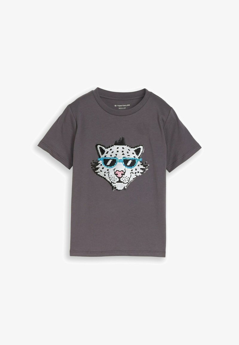 Camiseta de manga corta de color gris oscuro con un diseño de lentejuelas de un rostro de leopardo blanco con gafas de sol azules en el frente.