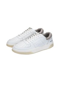 Weiße Ledersneaker mit perforierten Details, kontrastierender grauer Ferse, flachen Schnürsenkeln und einer dicken cremefarbenen Gummisohle.