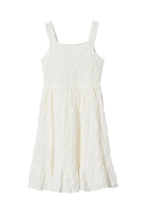 Robe blanche sans manches avec décolleté carré, tissu texturé, taille froncée et jupe évasée avec un ourlet volanté.