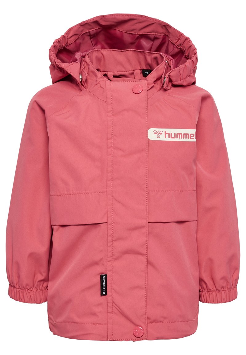 Veste imperméable rose avec capuche, poignets élastiques et poches avant. Présente un logo blanc et un tissu lisse et durable.